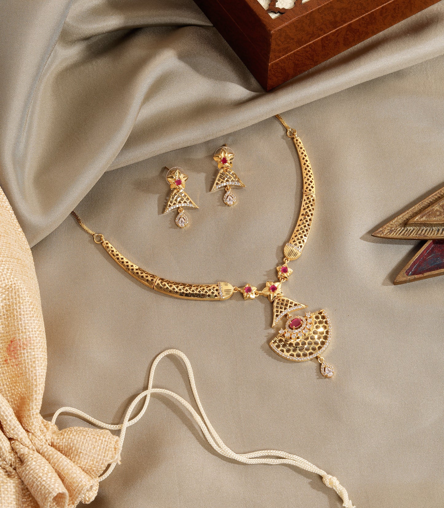 Minimal Hasli Gold Pendant Necklace