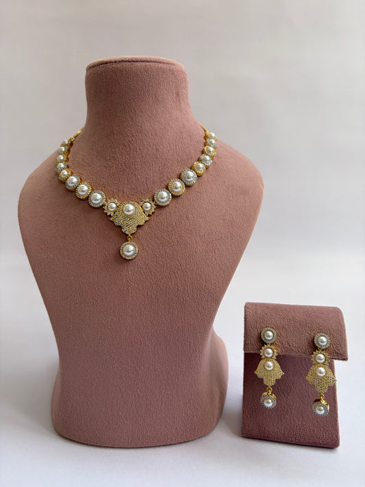 Two Tone Pearl Necklace