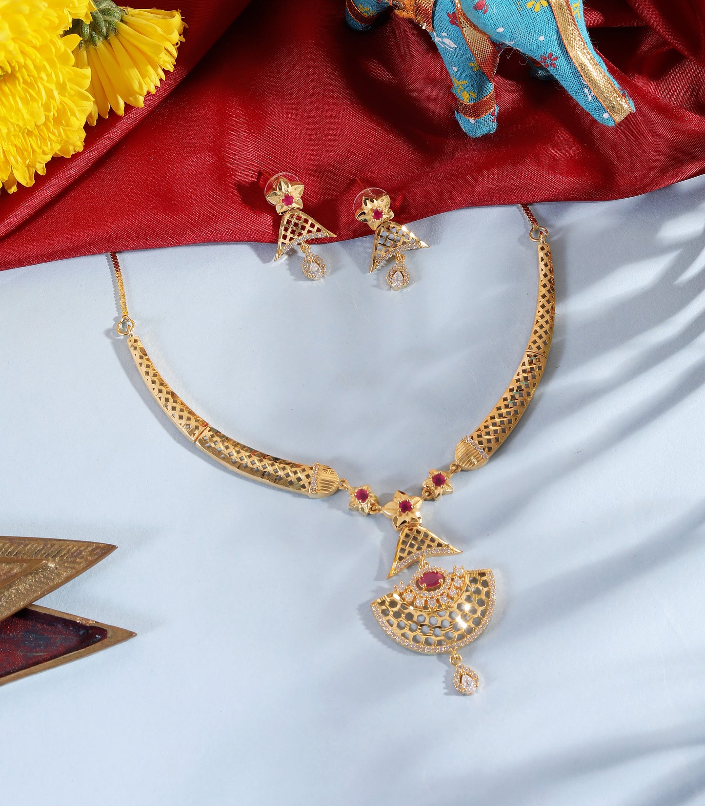 Minimal Hasli Gold Pendant Necklace