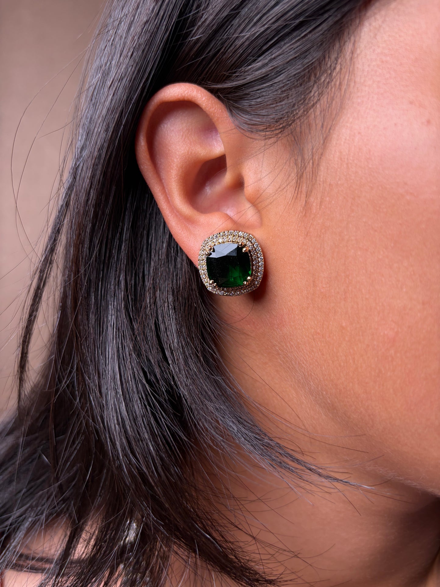 Minimal Emerald Studded Hasli Set