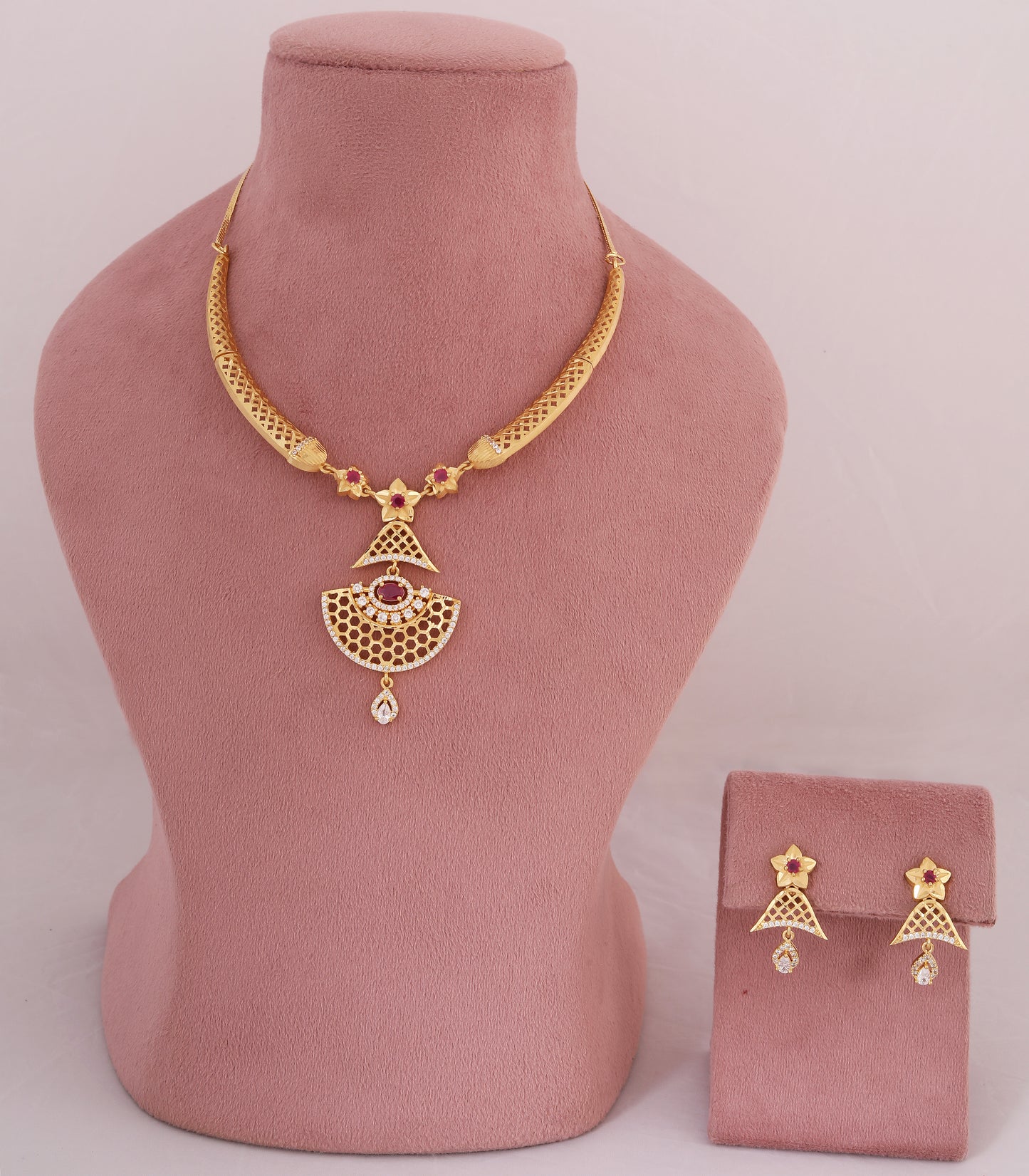 Minimal Hasli Gold Pendant Necklace